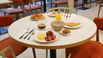 Frühstücksbuffet am Wochenende (16 EUR pro Person)