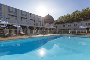 Seasonal outdoor pool - Hôtel des Thermes Les Dômes (Vichy)