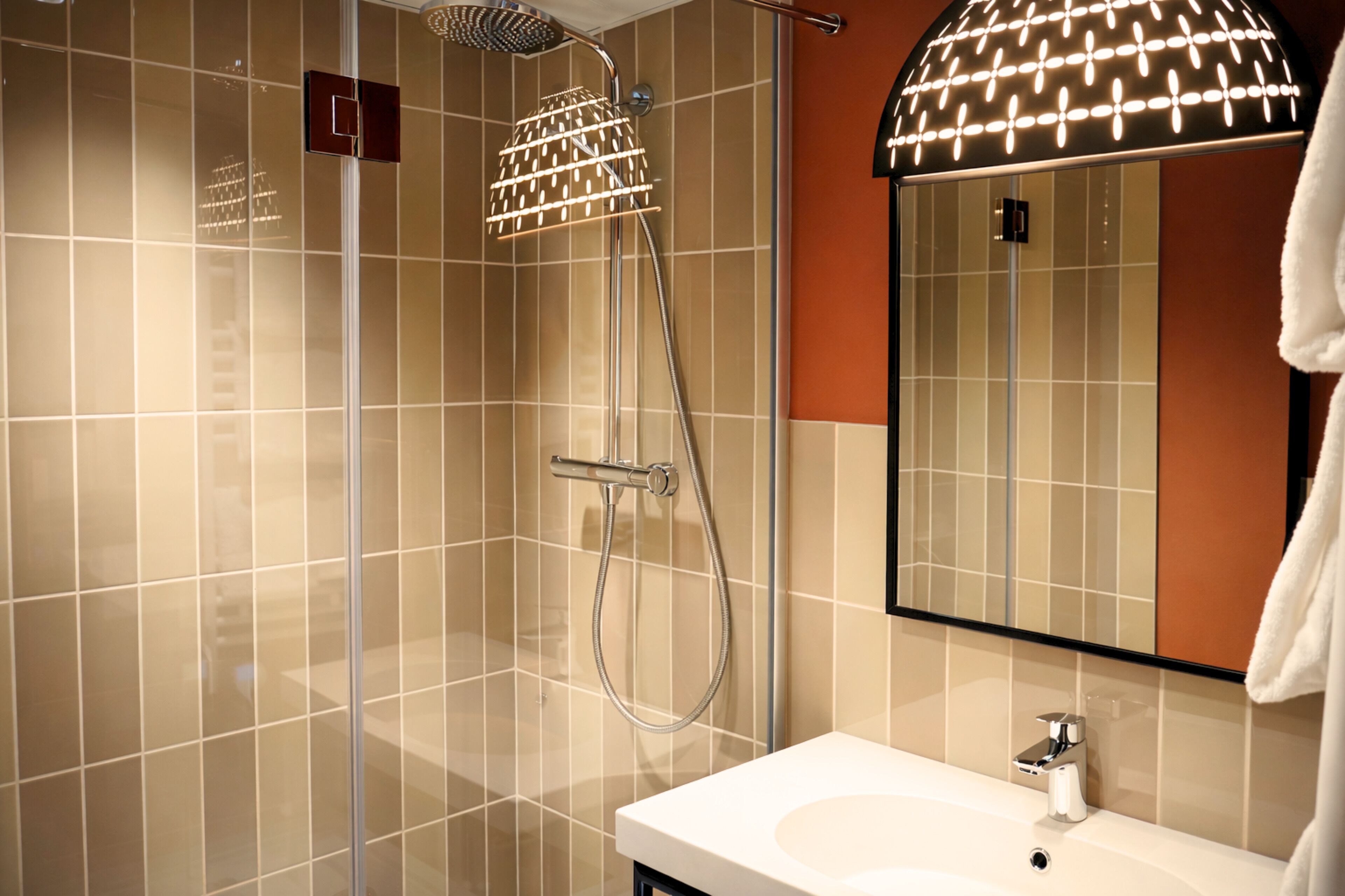 Een douche, een haardroger, handdoeken, zeep
