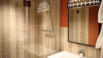 Een douche, een haardroger, handdoeken, zeep