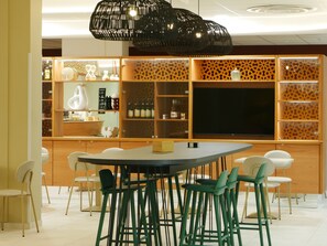 อาหารเช้าแบบบุฟเฟ่ต์ในวันเสาร์-อาทิตย์ (EUR 16 ต่อคน)