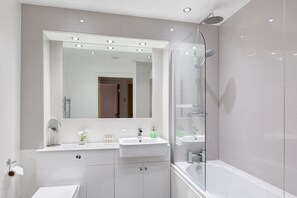 Executive appartement, 2 slaapkamers | Badkamer | Een aparte badkuip en douche, een haardroger, handdoeken
