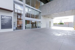 A modern building with a reception area, parking, and café. - Oaks Toowoomba Hotel (Toowoomba)