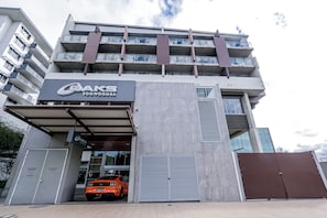 A multi-story building with a prominent sign for 'Baks Toowoomba' on the ground floor. - Oaks Toowoomba Hotel (Toowoomba)