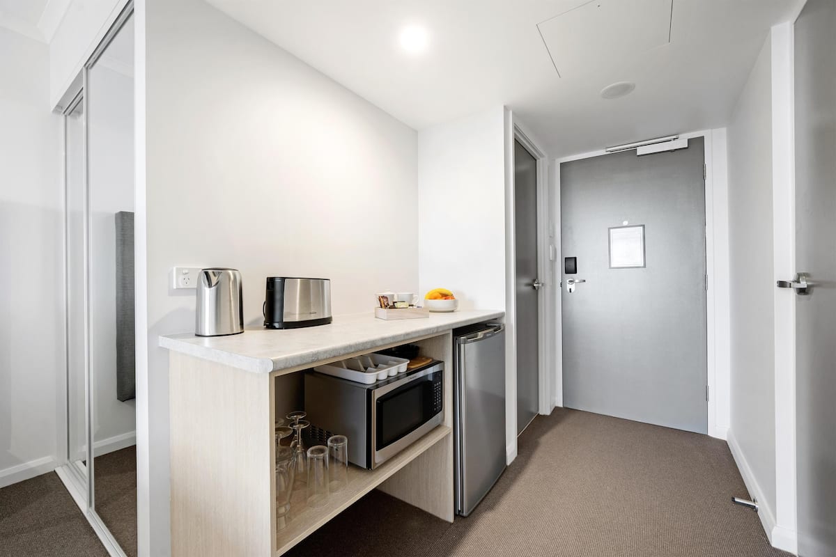 Skrivebord, skrivebord for bærbar PC og ekstrasenger (mot et tillegg)