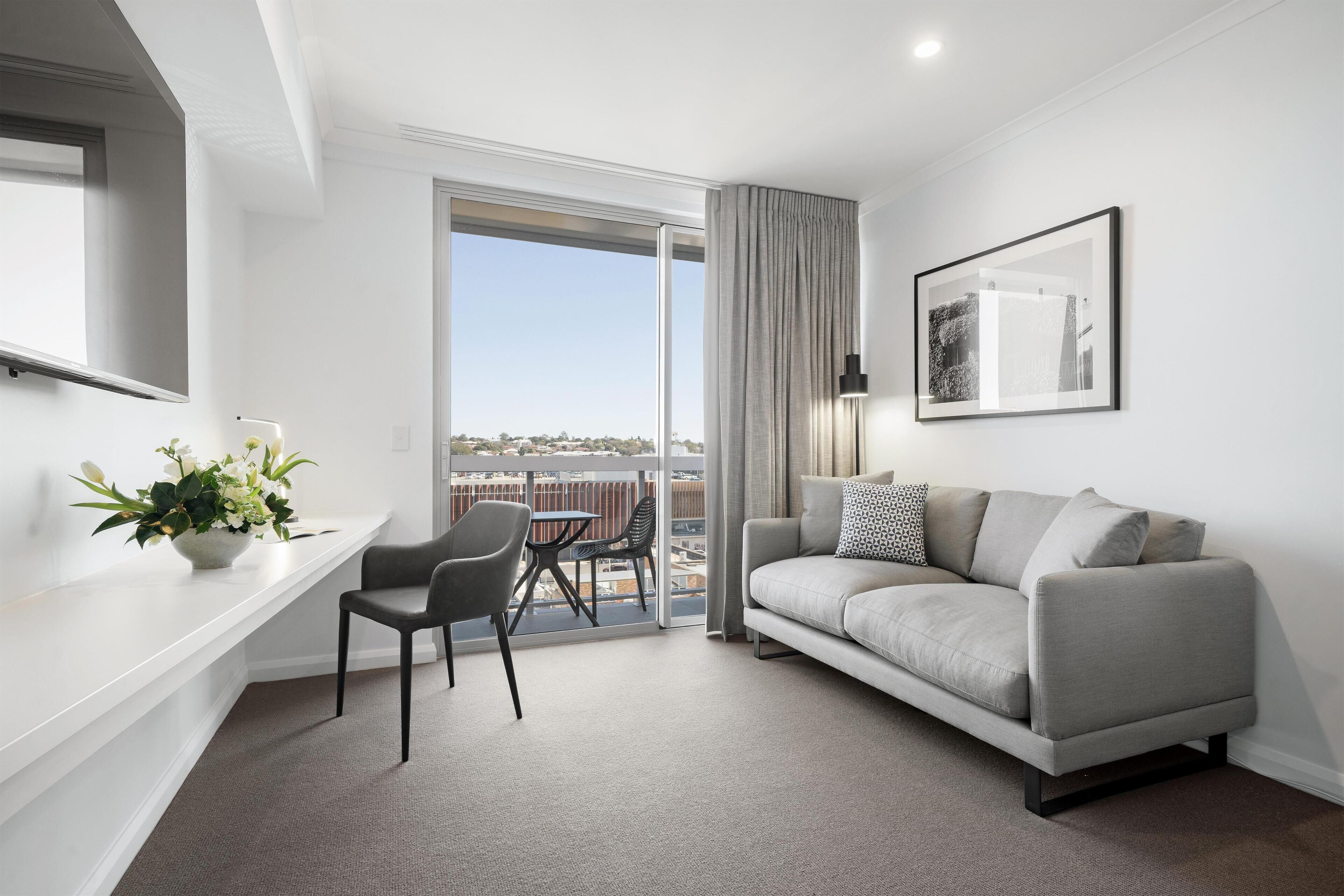 Skrivebord, skrivebord for bærbar PC og ekstrasenger (mot et tillegg)