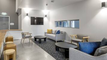 Coin salon dans le hall