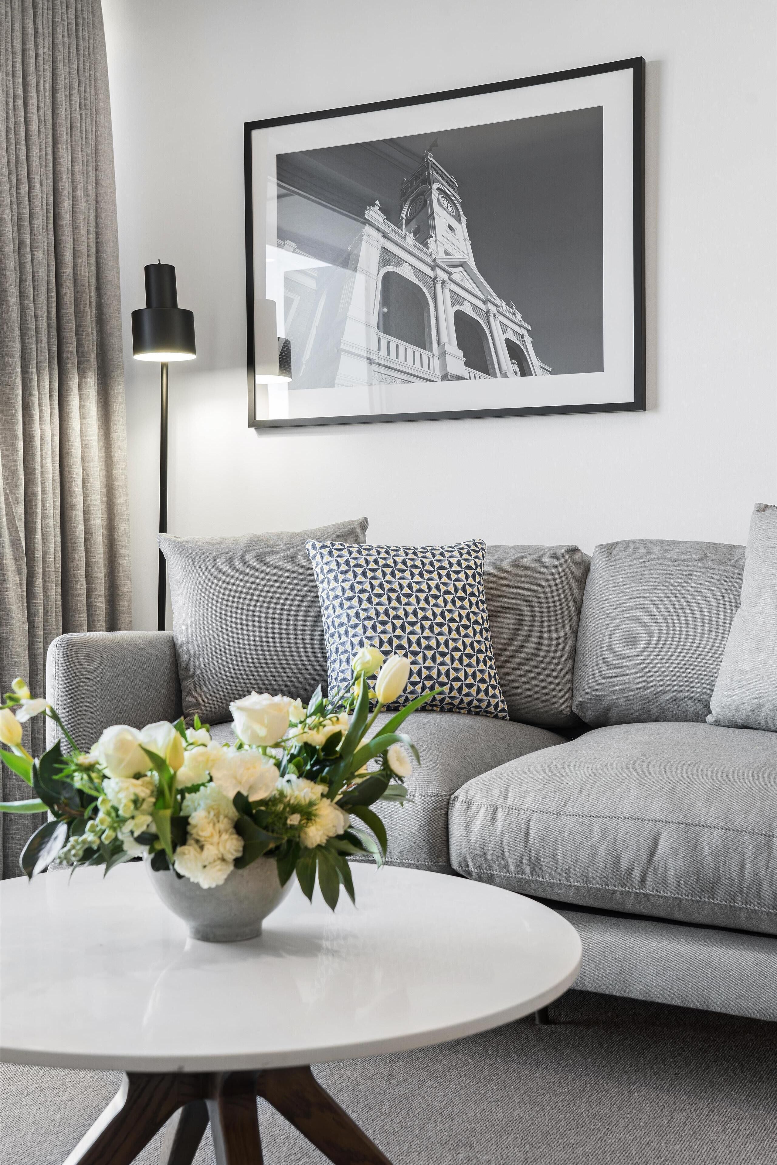 Skrivebord, skrivebord for bærbar PC og ekstrasenger (mot et tillegg)