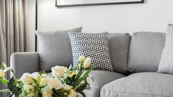 Skrivebord, skrivebord for bærbar PC og ekstrasenger (mot et tillegg)