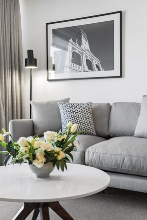 办公桌、笔记本电脑工作区、折叠床/加床（额外收费）、免费 WiFi