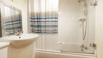 Departamento, 1 habitación | Baño | Tina con regadera, secadora de cabello, toallas