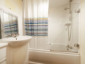 Lejlighed - 1 soveværelse | Badeværelse | Kombination af bruser/badekar, hårtørrer, håndklæder