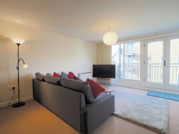 Apartament, 1 dormitori | Sala d'estar | Televisor de pantalla plana