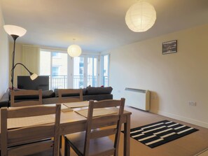 Apartament, 1 dormitori | Zona de menjador de l'habitació