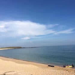 Beach nearby, white sand, sun-loungers