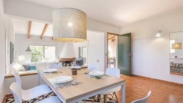 Horno, placa de cocina, lavavajillas y trona infantil