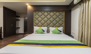 Deluxe Room | In-room safe, desk, laptop workspace, iron/ironing board - Treebo Kings Orchid (Bengaluru)