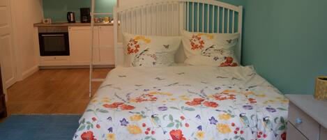 Studio (Blau) | Individually decorated, individually furnished, travel crib, free WiFi