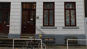 A building with a sign reading "AM BISCHOFSTOR". - Bircks Apartments Bremen (Bremen)
