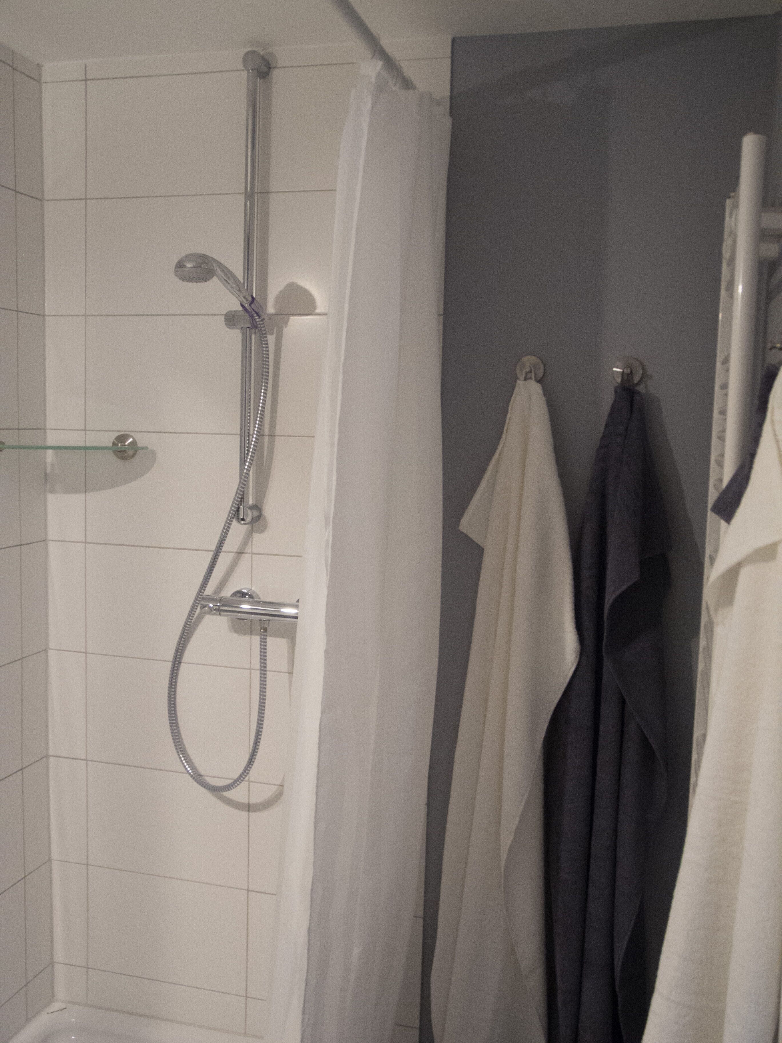 Studio (Blau) | Badezimmer | Dusche, Haartrockner, Handtücher, Seife