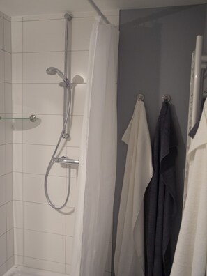 Studio (Blau) | Badezimmer | Dusche, Haartrockner, Handtücher, Seife