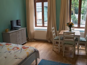 Decoración personalizada, muebles diferentes y cuna de viaje 
