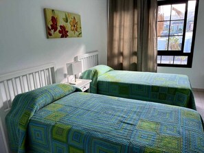 2 habitaciones, tabla de planchar con plancha y cuna de viaje 