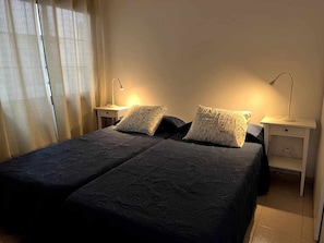 2 habitaciones, tabla de planchar con plancha y cuna de viaje