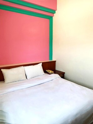 A bed with white bedding, a wooden headboard, and a telephone on a bedside table. - The Hermit Inn (Taichung)