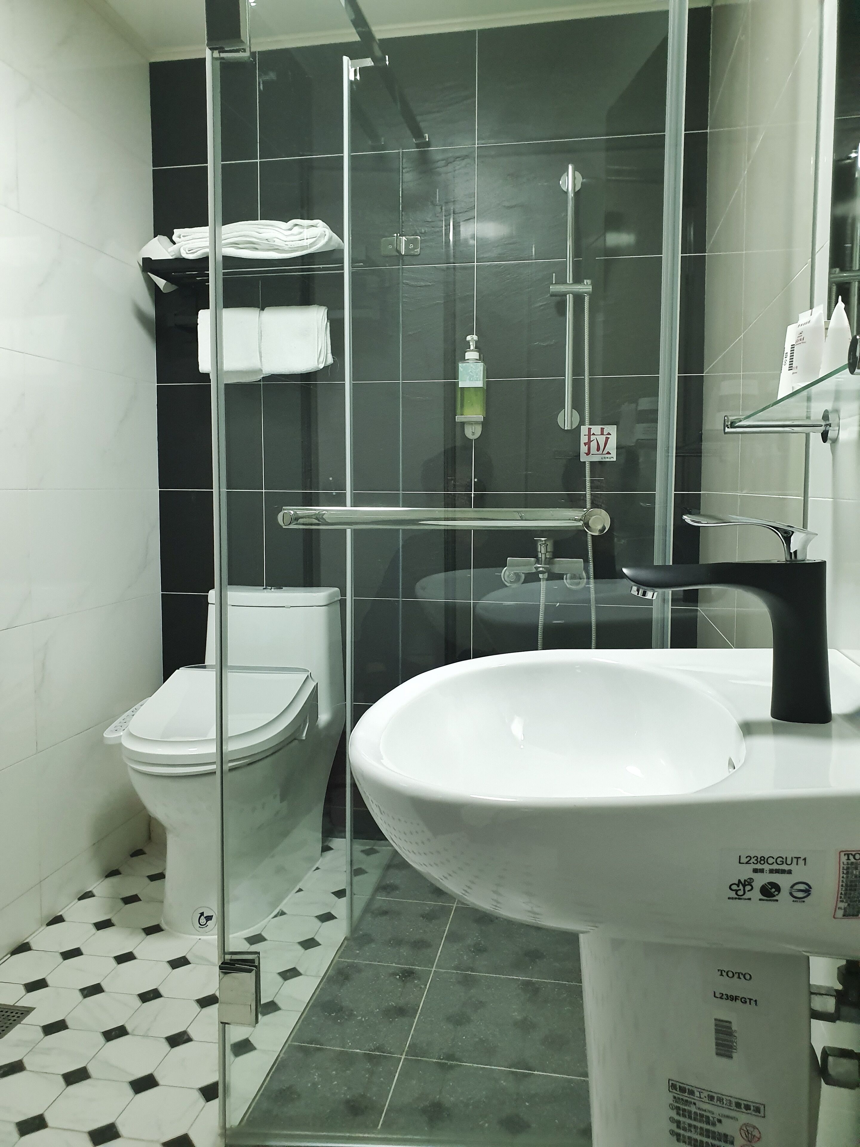 Kamar Triple Klasik | Kamar mandi | Perlengkapan mandi gratis, pengering rambut, sandal, dan kloset