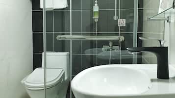 Kamar Triple Klasik | Kamar mandi | Perlengkapan mandi gratis, pengering rambut, sandal, dan kloset