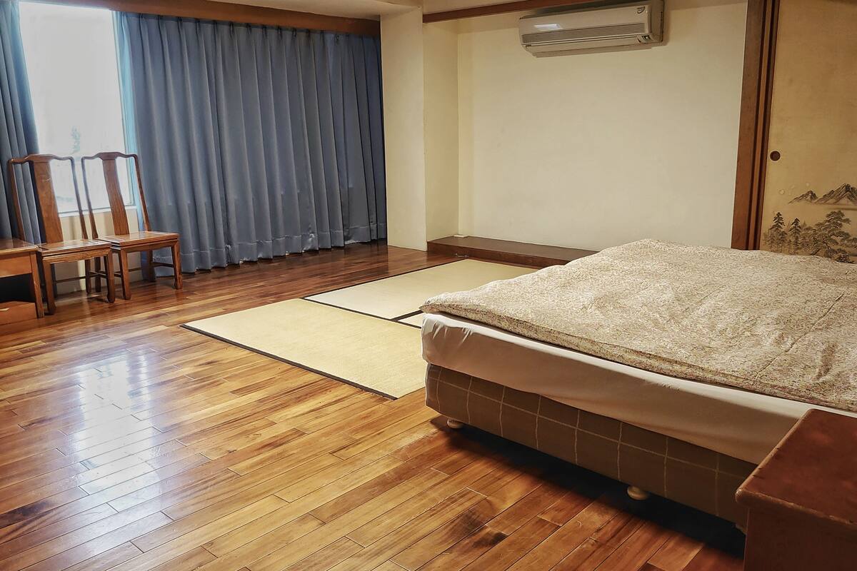 Comfort Room | Desk, laptop workspace, WiFi (free)