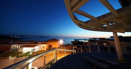 penthouse avec vue mer dans une villa de luxe en bord de mer Ă IsolaRossa