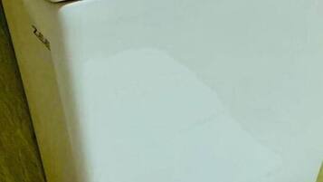 Habitación Deluxe doble | Baño | Ducha, artículos de higiene personal gratuitos y toallas