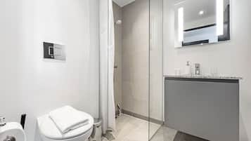 Apartemen Deluks, Bebas Asap Rokok | Kamar mandi | Shower, handuk, sabun, dan tisu toilet