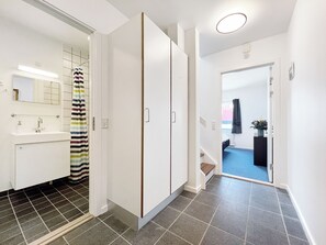 Hypo-allergenic bedding, blackout curtains, iron/ironing board - Hotel Nordbo (Nuuk)