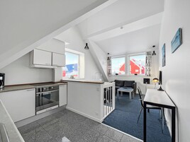 Apartment, 1 Bedroom, Non Smoking | Private kitchen | Oven, stovetop, electric kettle, griddle