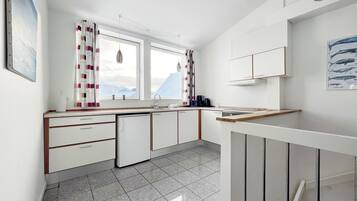 Apartment, 1 Bedroom, Non Smoking | Private kitchen | Oven, stovetop, electric kettle, griddle