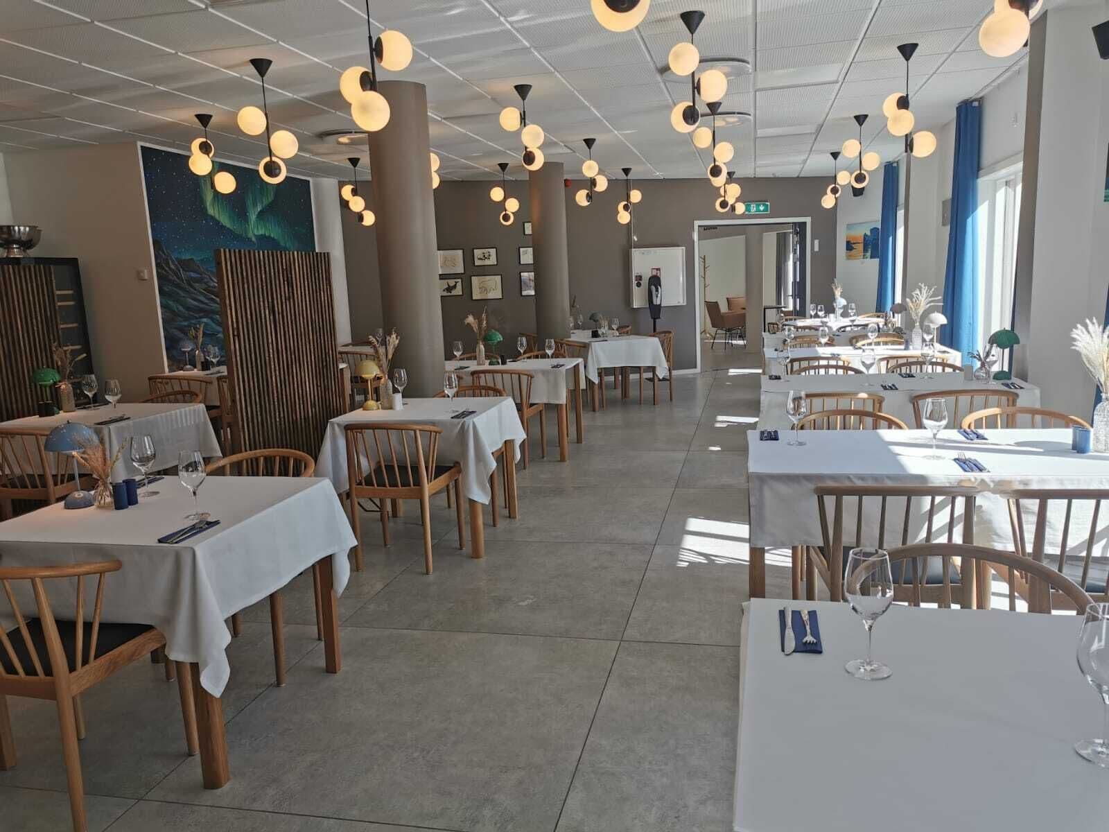 Se ofrece un desayuno bufé (159 DKK por persona)