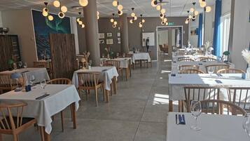 Se ofrece un desayuno bufé (159 DKK por persona)