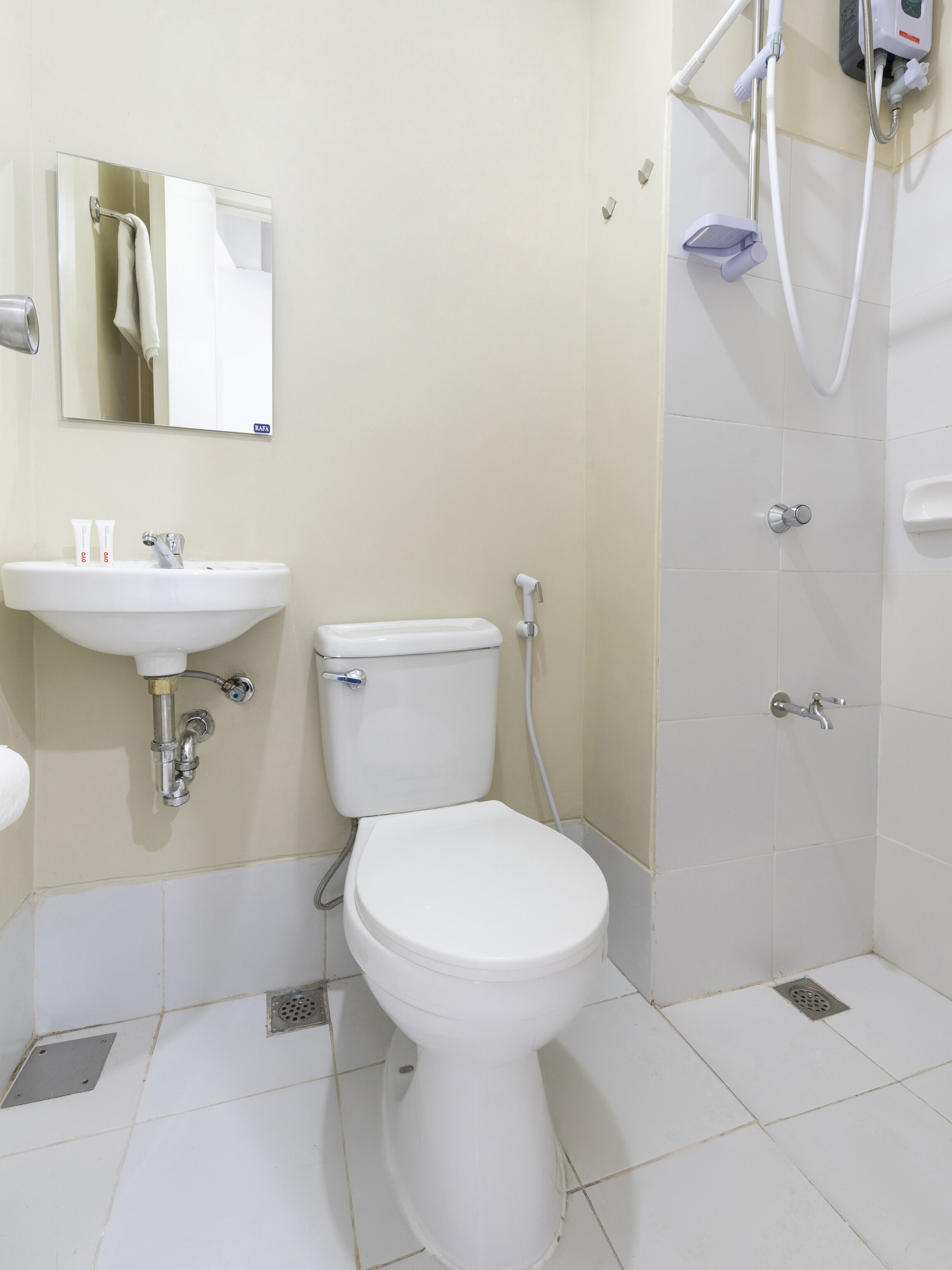 standard double room | bathroom | shower, towels
