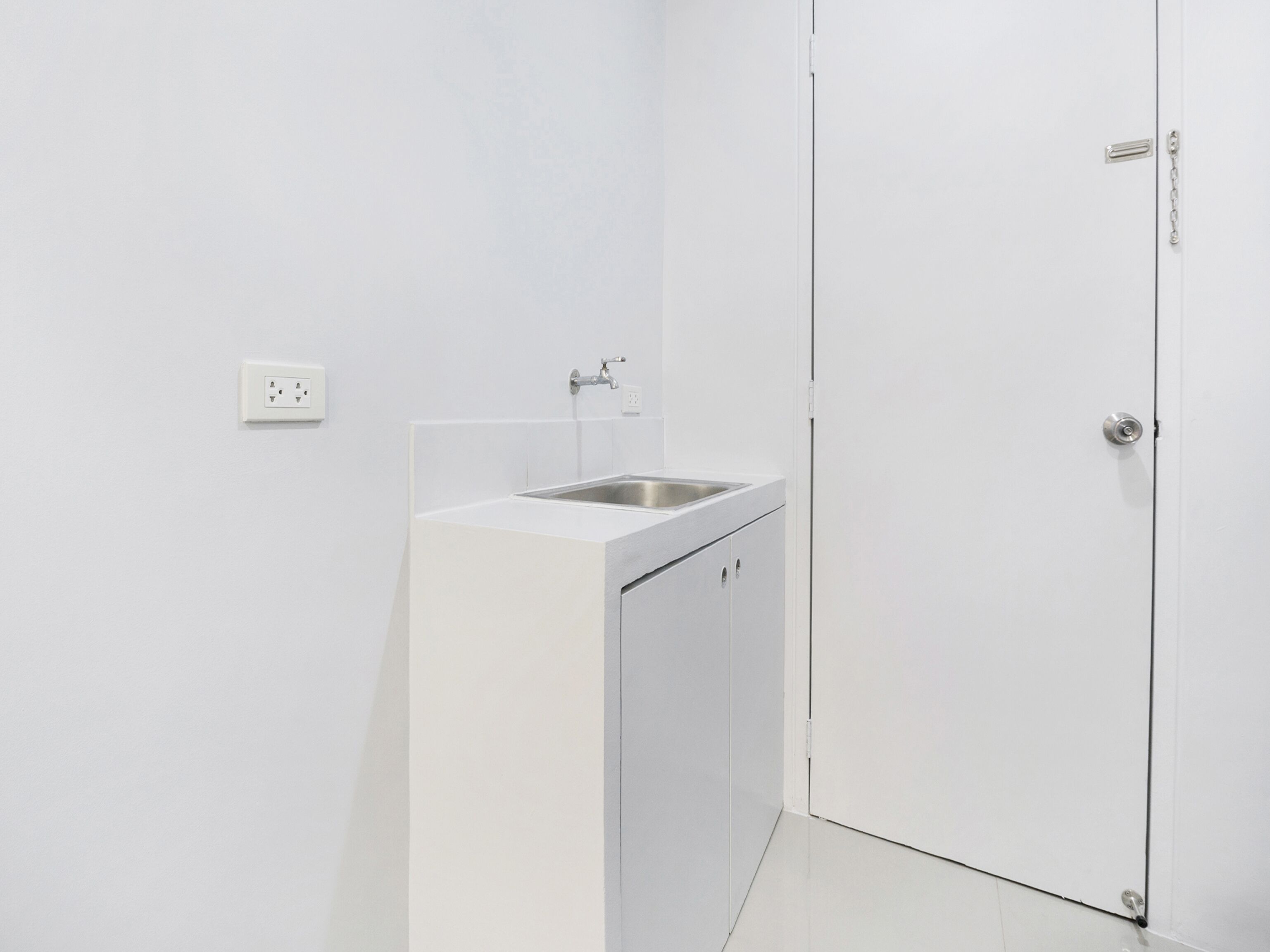 saver single room | room amenity