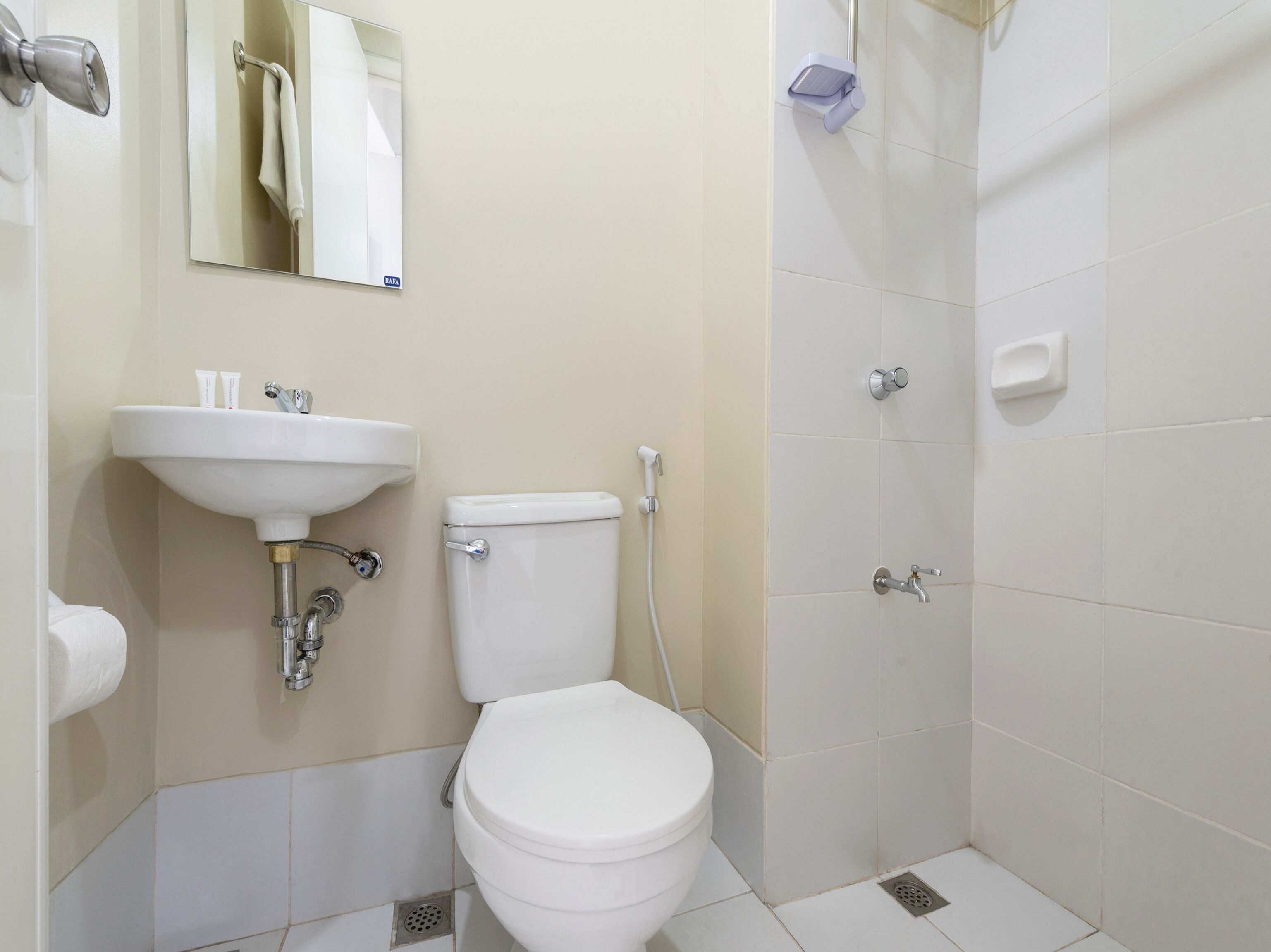 deluxe double room | bathroom | shower, towels