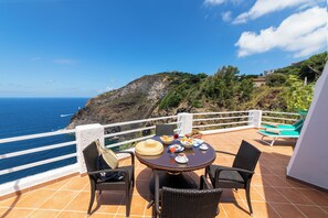 开间套房 | 迷你吧、客房内保险箱、免费 WiFi、床单