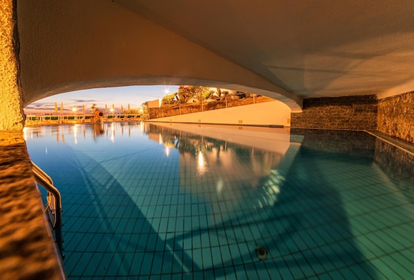 Inomhuspool, en säsongsöppen utomhuspool, parasoller och solstolar