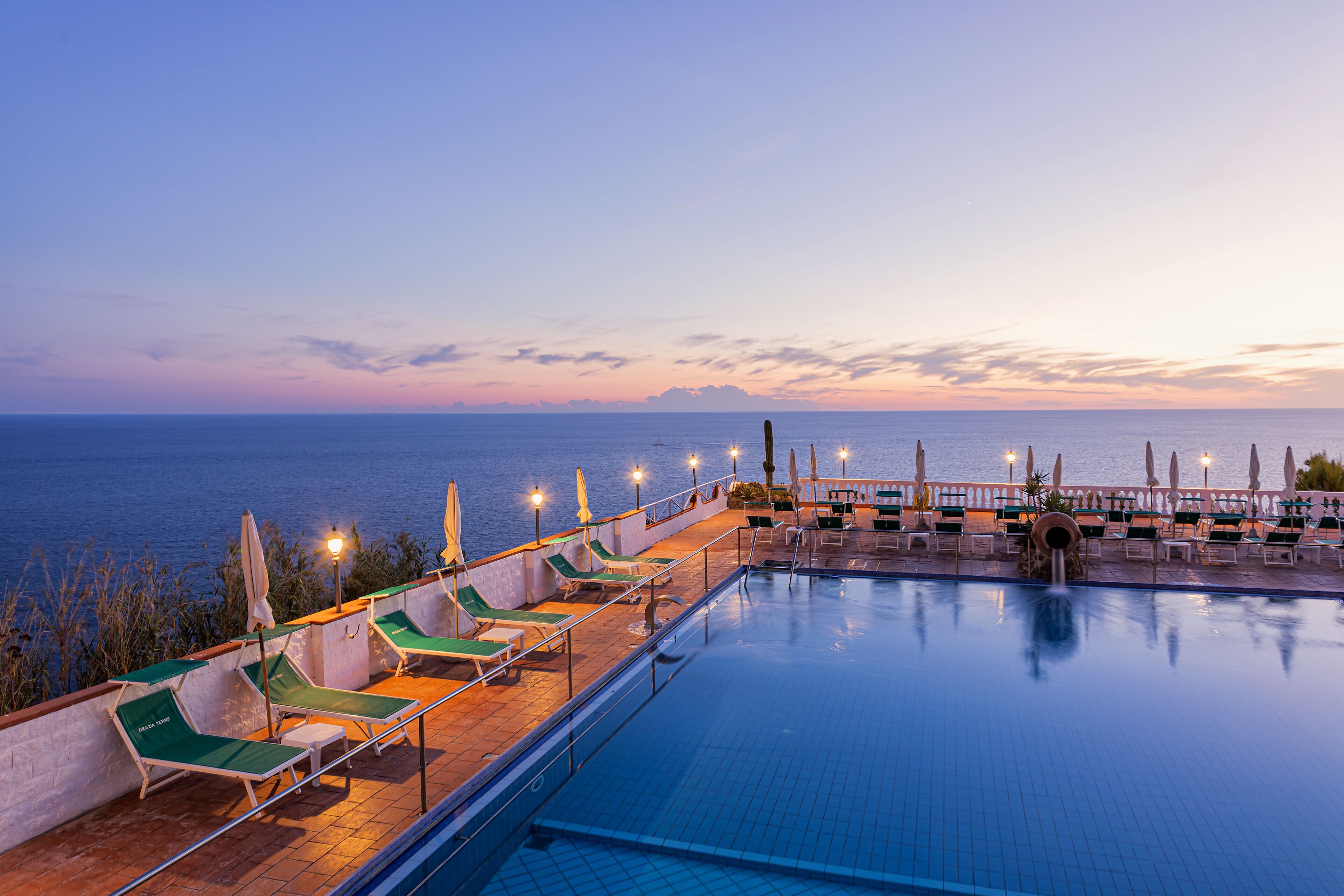 Piscina interna, piscina externa sazonal, guarda-sóis, espreguiçadeiras