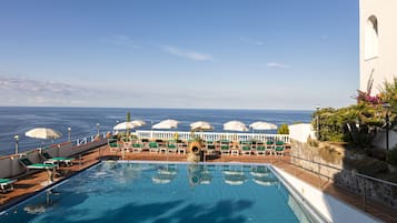 Piscine couverte, piscine extérieure (ouverte en saison)
