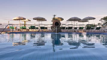 Inomhuspool, en säsongsöppen utomhuspool, parasoller och solstolar