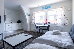 Cortinas blackout, tabla de planchar con plancha y wifi gratis 