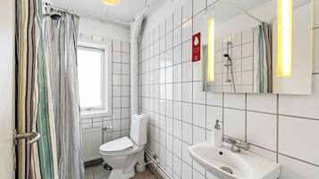 Apartemen, 1 kamar tidur, ramah bagi penderita alergi (112) | Kamar mandi | Shower, handuk, dan tisu toilet